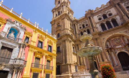 Katedrální náměstí v Málaze s biskupským palácem