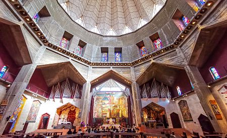 Interiér baziliky Zvěstování v Nazaretu cestovatelům vyrazí dech
