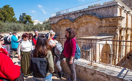 Průvodkyně Dáša s našimi cestovateli na Chrámové hoře v Jeruzalémě