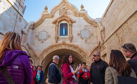 Průvodkyně Dáša s našimi cestovateli u Jeskyně mléka Panny Marie v Betlémě
