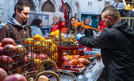 Náš cestovatel se chystá na jeruzalémském trhu ochutnat čerstvou šťávu z granátových jablek