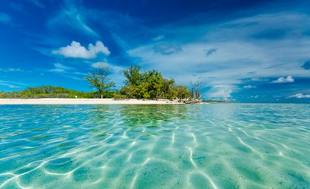 Průzračné moře u bahamského ostrova Bimini
