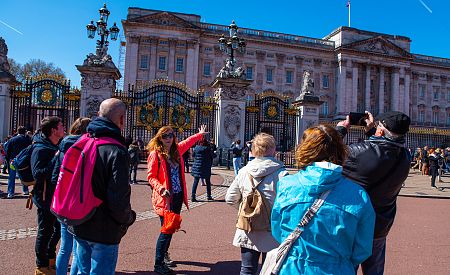 Naši cestovatelé s průvodkyní Martinou před Buckinghamským palácem