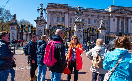 Naši cestovatelé se dozví o Buckinghamském paláci nejednu perličku