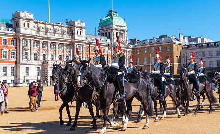 Ceremoniál výměny stráží v areálu Horse Guards