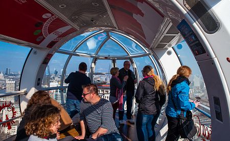 Naši cestovatelé si užívají výhledy z Londýnského oka