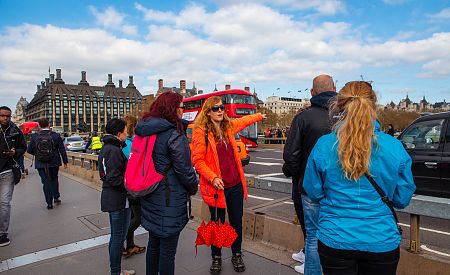 Průvodkyně Martina seznamuje naše cestovatele se zajímavostmi o budově britského parlamentu