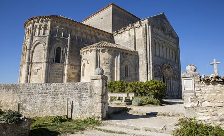 Středověký kostel Sainte-Radegonde v Talmont sur Gironde