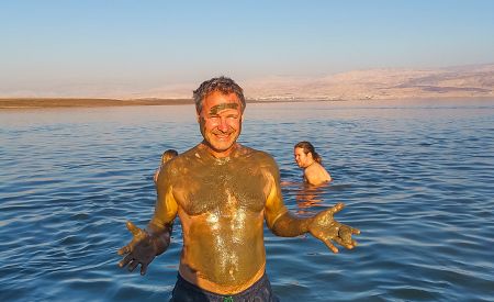Náš cestovatel se užívá blahodárné bahno z Mrtvého moře