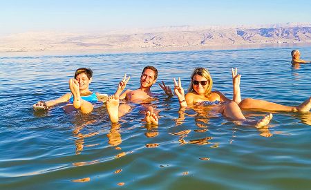 Naši cestovatelé si užívají pohodu i léčivé účinky Mrtvého moře