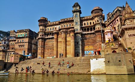 Procházka po ghátech – široká schodiště u břehu Gangy