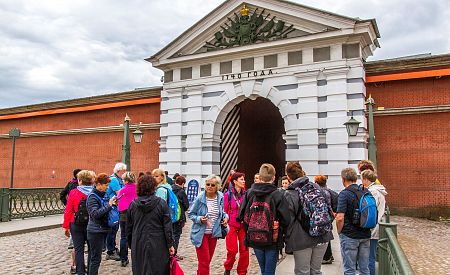 Naši cestovatelé před vstupní branou do Petropavlovské pevnosti