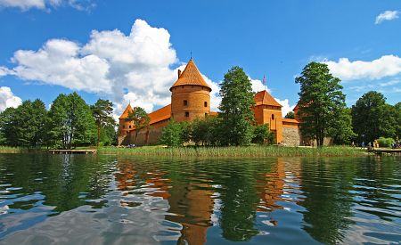 Vodní hrad Trakai obklopený jezerními vodami