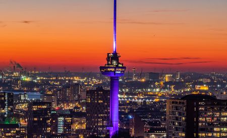185 metrů vysoká impozantní věž Euromast a noční Rotterdam