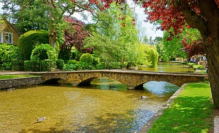 Okouzlující vesnička Bourton on the Water v oblasti Cotswolds