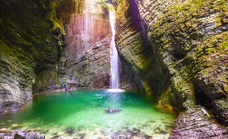 Vodopád Kozjak umístěný na konci krásné rokliny v Julských Apách