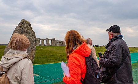 Průvodkyně Martina s našimi cestovateli u Stonehenge