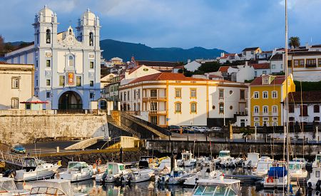 Malebné přístavní městečko Angra do Heroísmo na ostrově Terceira