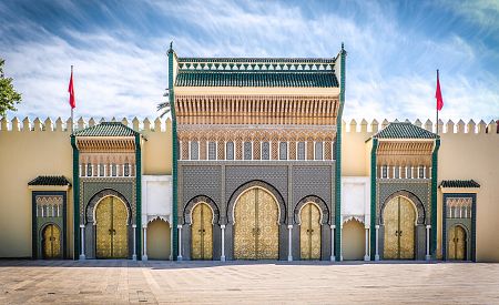 Zlaté vstupní brány do královského paláce ve Fesu