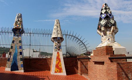 Gaudího pestrobarevné řešení střechy Palau Güell 