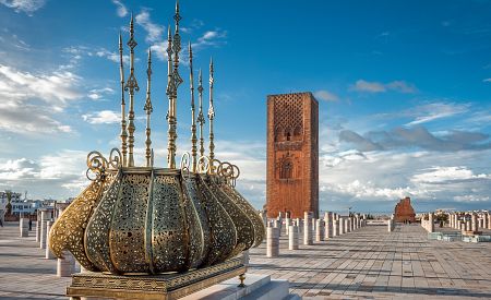 Rabatské náměstí u mauzolea králů s Hassanovou věží a typickou zlatou dekorací