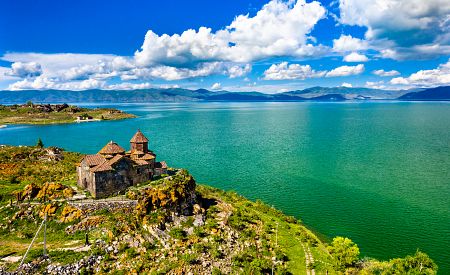 Největší kavkazské jezero Sevan s chrámem Sevanavank