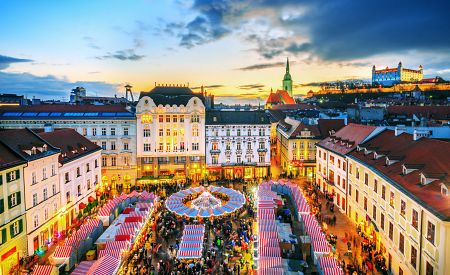 Adventní trhy na hlavním náměstí v Bratislavě