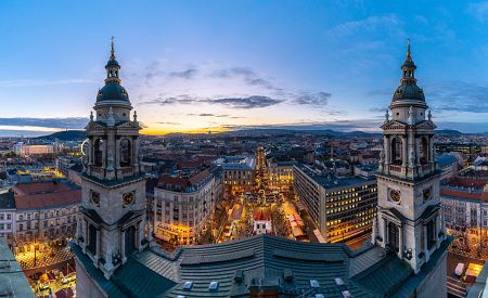 Pohled na adventní trhy v Budapešti z výšky