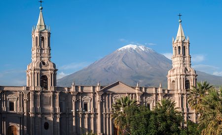 Katedrála v Arequipě s vulkánem Misti v pozadí