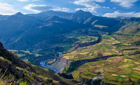 Typická krajina údolí řeky Colca s terasovitými políčky