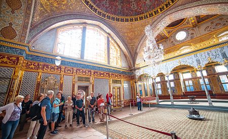 Naši cestovatelé obdivují interiér paláce Topkapi