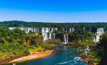 Mohutná vodní masa vodopádů Iguaçu v Brazílii