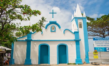 Jeden z tradičních kostelíků v městečku Praia do Forte