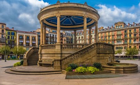 Krásné historické náměstí Plaza del Castillo v Pamploně