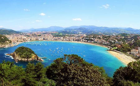 Okouzlující výhled na přímořské město San Sebastián