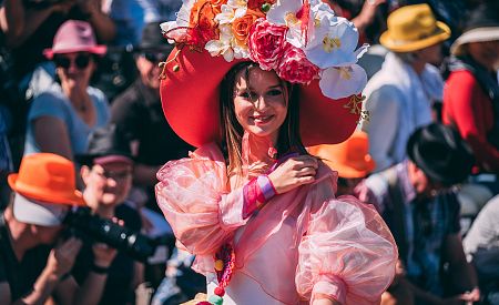 Originální květinové kostýmy tanečnic madeirského festivalu