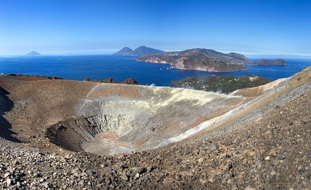 Ostrov Vulcano s kráterem a výhledem na ostrov Salina a Lipari