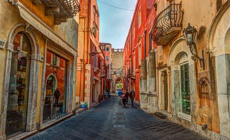 Tradiční ulice ve městě Taormina