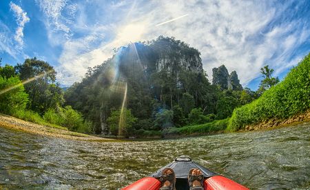 Dopřejte si projížďku kánoí po řece v národním parku Khao Sok… Stojí za to!