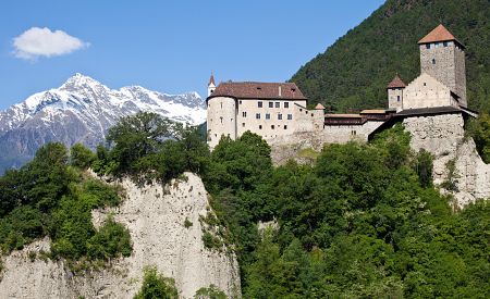 Hrad Tirol v obklopení úžasných Alp