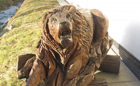 Řezbářská dokonalost v Ráji dřevěných soch v Ostravici