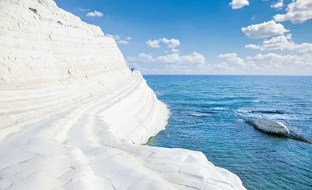 Zářivě bílé odlesky útesu Scala dei Turchi připomínající sníh… Nenechte se zmást!