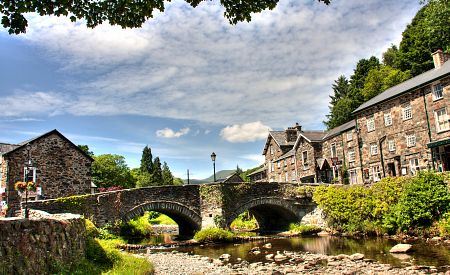 Kouzelná vesnička Beddgelert ležící v národním parku Snowdonia