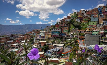 Proslulá čtvrť Comuna 13 s eskalátory v Medellínu