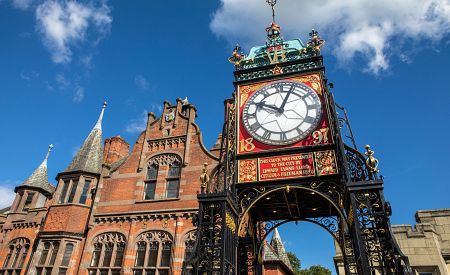 Hodiny Eastgate Clock stojící na původním vchodu do pevnosti v Chesteru