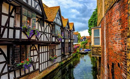 Středověké polodřevěné domy a řeka Stour v Canterbury
