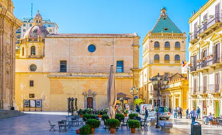 Náměstí Loggia ve městě proslulého vína Marsala