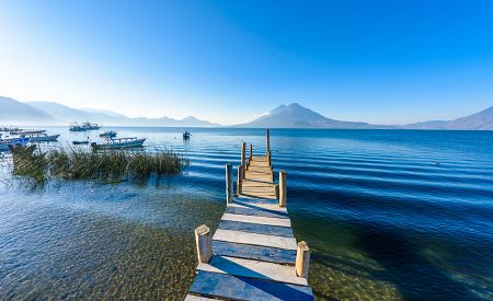 Jezero Atitlán obklopené nádhernou přírodou a třemi sopkami