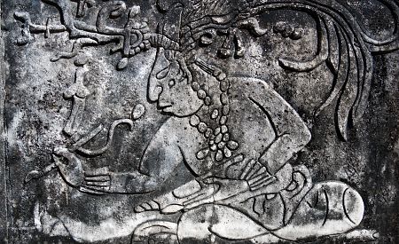 Mayské hieroglyfy na stélách v Quiriguá