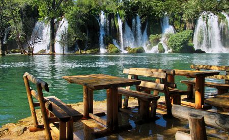 Malebné okolí vodopádů Kravica s fantastickou atmosférou